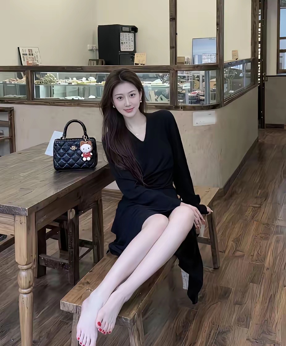 脱鞋是为了拍照显腿长。