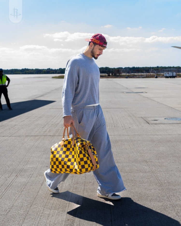 前一场比赛，火箭队的主力中锋申京因为受伤仍旧缺阵。三场比赛下来，我们就知道申京有