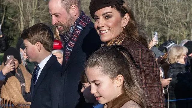 10岁夏洛特“血脉压制”？穿设计师同款牵凯特，这次真藏不住了