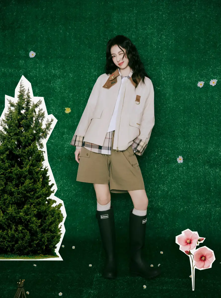 周雨彤穿浅色工装外套随性元气 发丝微卷活泼又俏皮