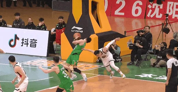 CBA常规赛，辽宁对阵山东的第四节比赛中，赵继伟抢篮板造成高诗岩犯规，随后两罚全