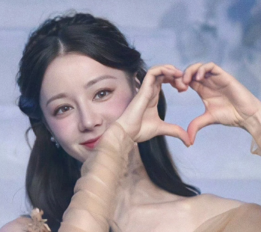 你是拥有山川河海的神明，而我是因与神明交错而发光的少女