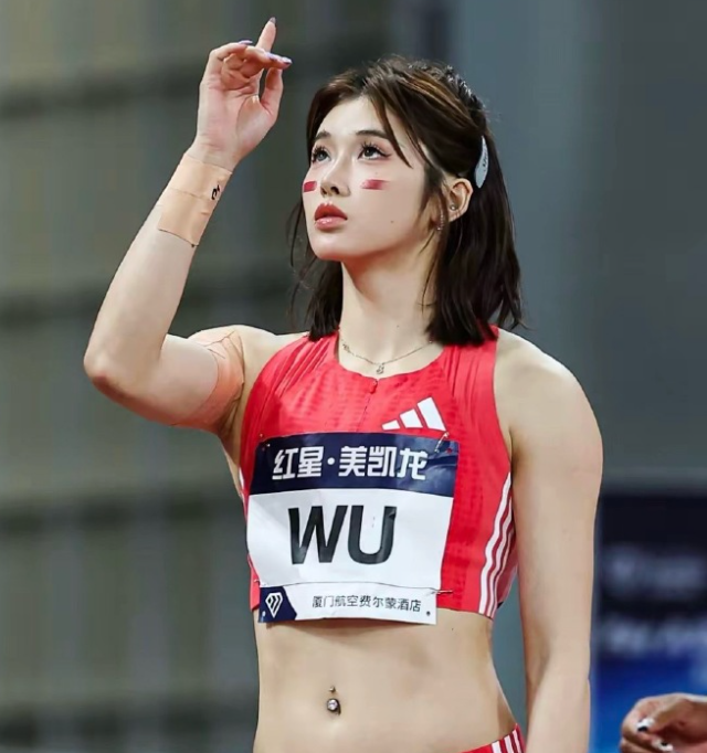 看吴艳妮这体格，丰满又有力量感，真觉得挺美的！不是那种瘦成一把骨头的“纸片人”，