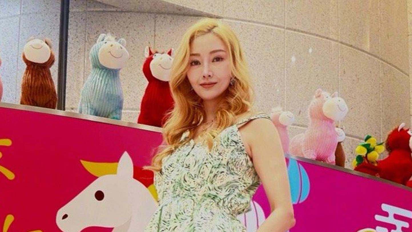 李嘉欣晒新照：绿色印花吊带短裙很清爽，金黄色卷发气色佳！