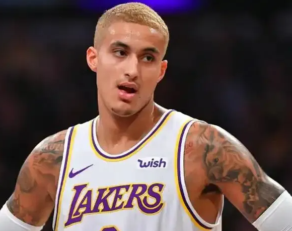 雄鹿球员凯尔-库兹马在播客节目中透露：自己NBA新秀赛季，靠售卖“库兹马狂热”主