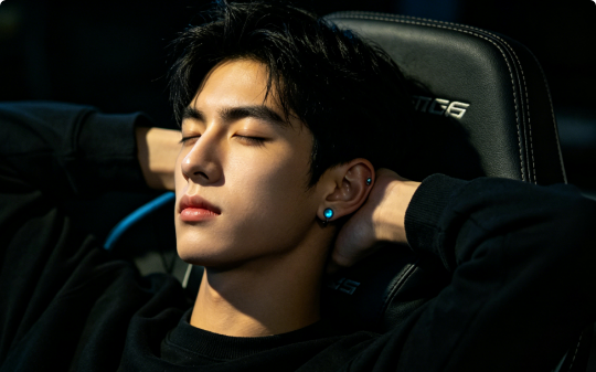 表弟参赛让我假扮他女友，胜利后我冲上台抱他：帅得跟个妖孽似的。表弟却一脸惊恐：姐，抱错人了