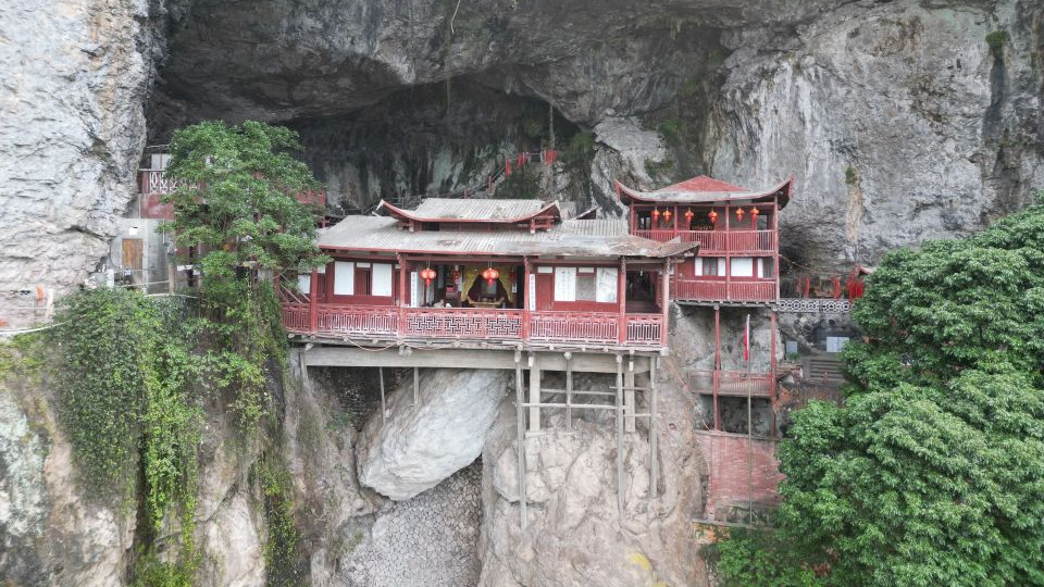 崖壁当瓦，巨石为基，离福州不到40公里的深山中藏着一座悬空古寺