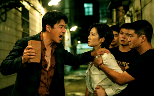 我半夜喝醉酒，救下被骚扰的美女，我大喊：这我媳妇，谁敢碰！次日去公司面试，看到那张熟悉的脸，我懵了