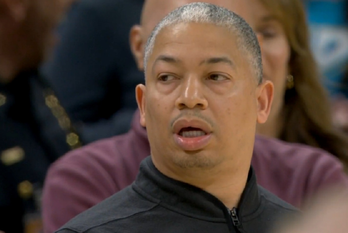 伦纳德投进中投绝杀之后还剩0.4秒，这0.4秒经历了太多跌宕起伏。

步行者边线