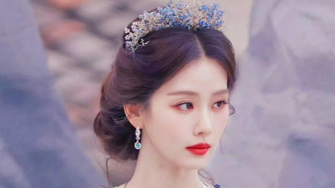 一顶头冠，一场跨越十七年的青春重逢