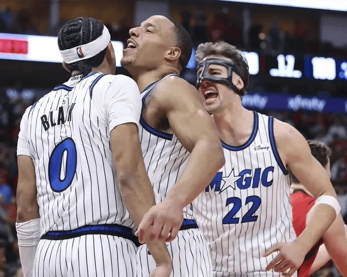 美记Evan Sidery发推，晒出魔术队内与弗朗茨-瓦格纳和德斯蒙德-贝恩搭档