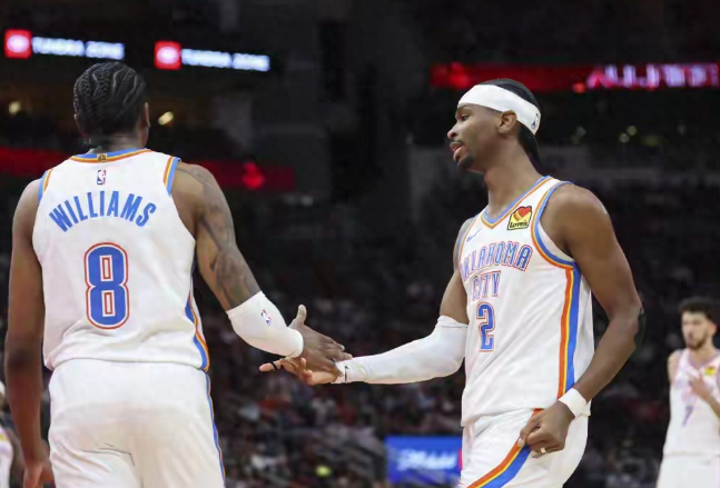 想听听雷蜜评价杰威？

上赛季常规赛全明星，季后赛时而超神时而超鬼。

这赛季多