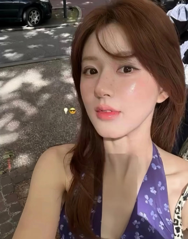 你的笑容是糖霜洒在刚出炉的面包上，甜得让人想犯罪却又舍不得触碰。