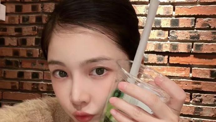 打耳洞使耳朵做4次手术再惹争议，王灿深夜晒自拍，发文尽显潇洒