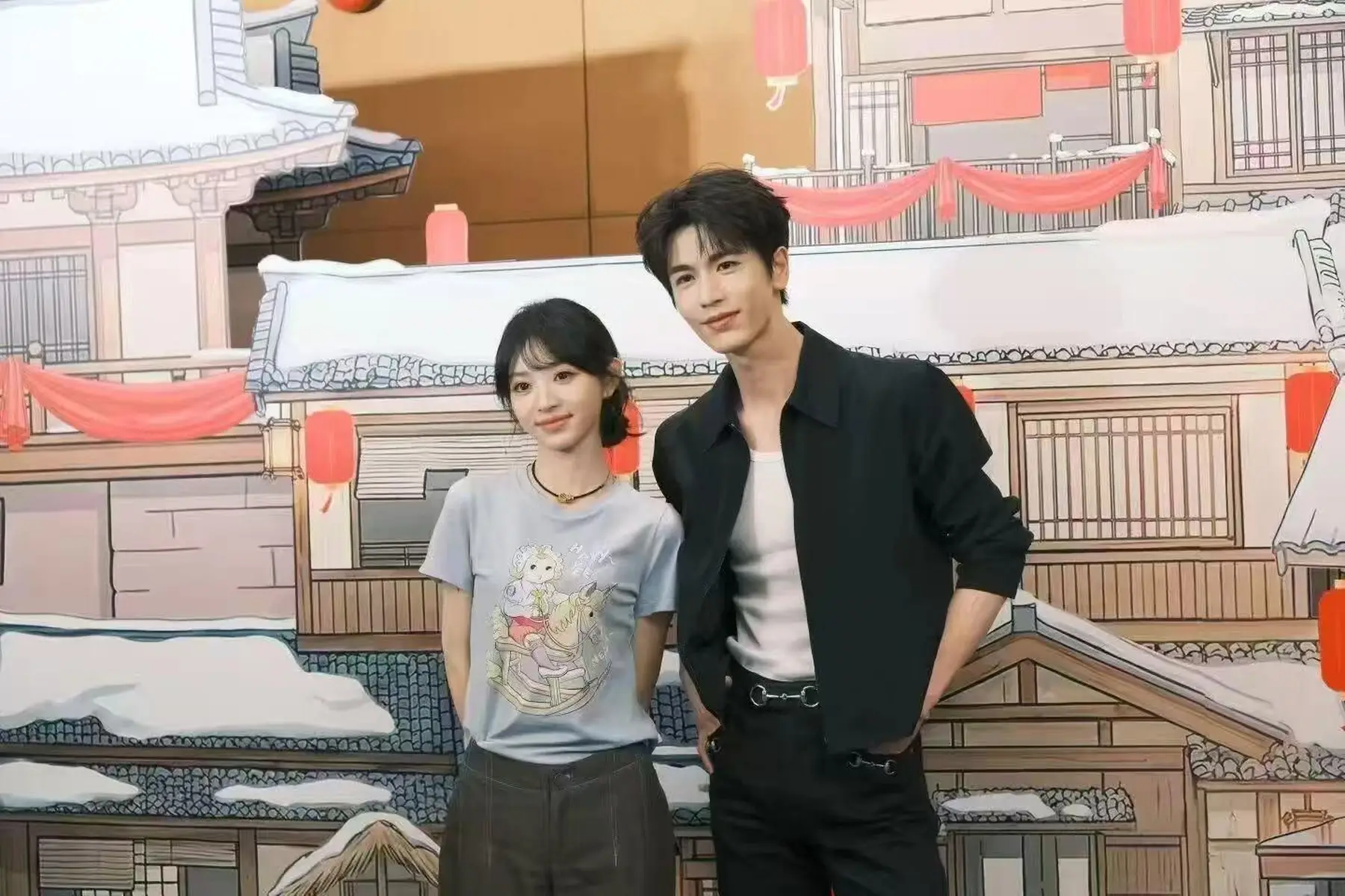 张凌赫田曦薇庆功宴同框 甜蜜合照温柔又养眼