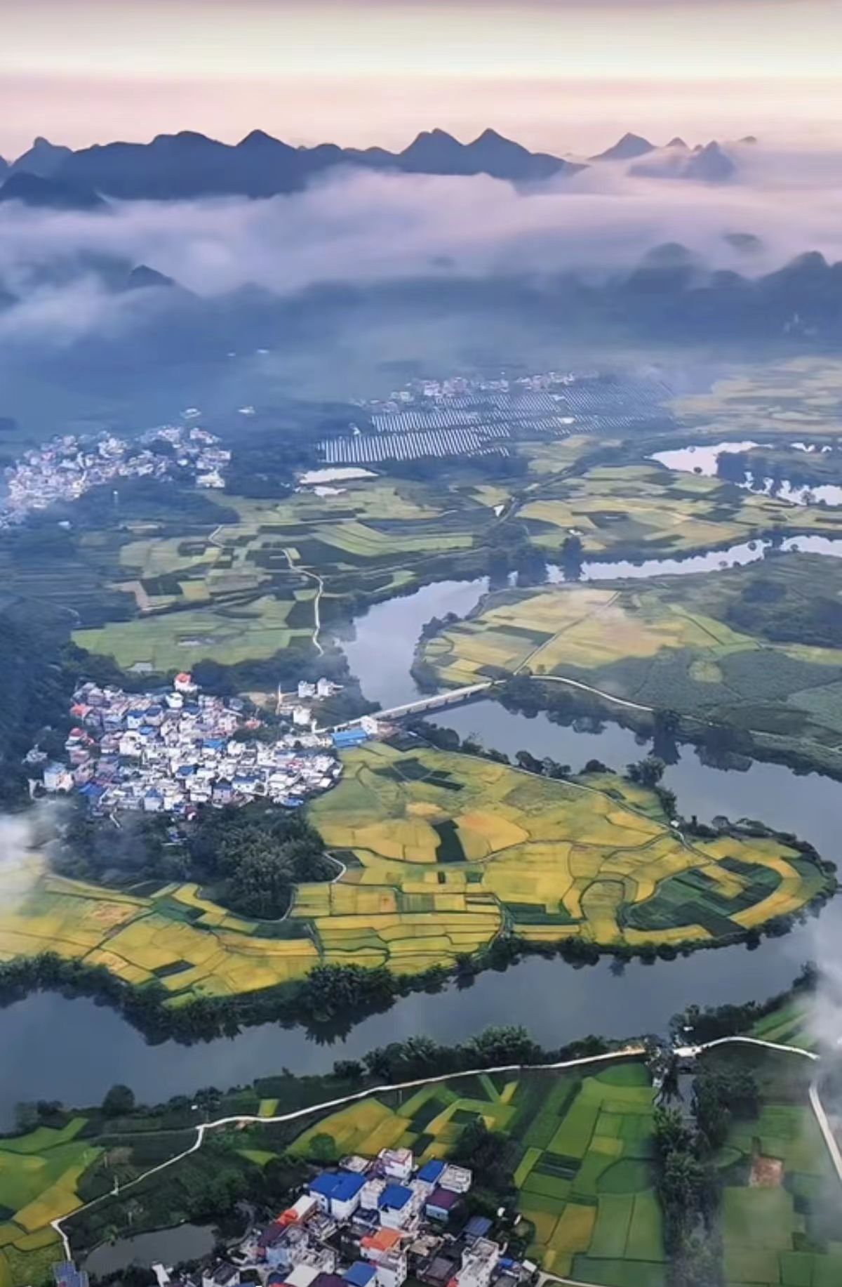 晨雾还没醒透，就急着给山村盖棉被；河水拐着弯偷听鸟语，一不留神，把自己拐进了花田