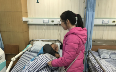 退休后意外摔倒住院，问女儿借4000被拒，3月后家庭聚会上她后悔不已