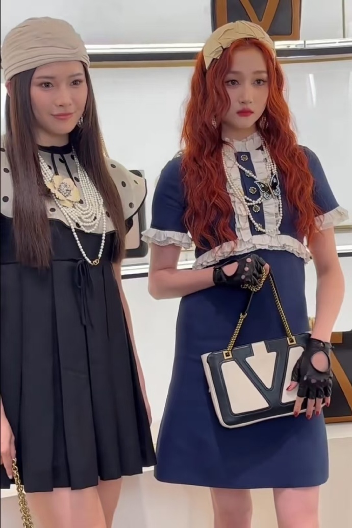 吴艳妮与关晓彤同框，一个演员，一个运动员。​跨领域的俩人身高年龄都相仿，看上去很