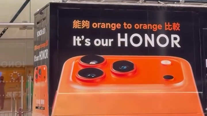 荣耀600手机在苹果店门口高调宣传，外媒曾吐槽荣耀无耻抄袭苹果