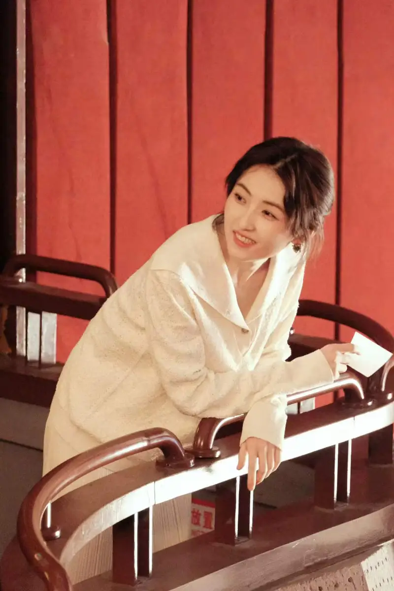 张子枫素色针织衬得眉眼干净 低马尾造型尽显文艺电影气质