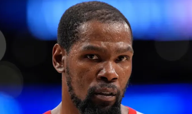 火箭更新官方社媒，宣布杜兰特因为脚踝伤势G4比赛出战成疑。
杜兰特此前出战了G2