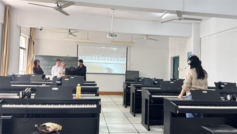 电钢琴教学控制系统：适配钢琴集体课教学需求的专属设计
