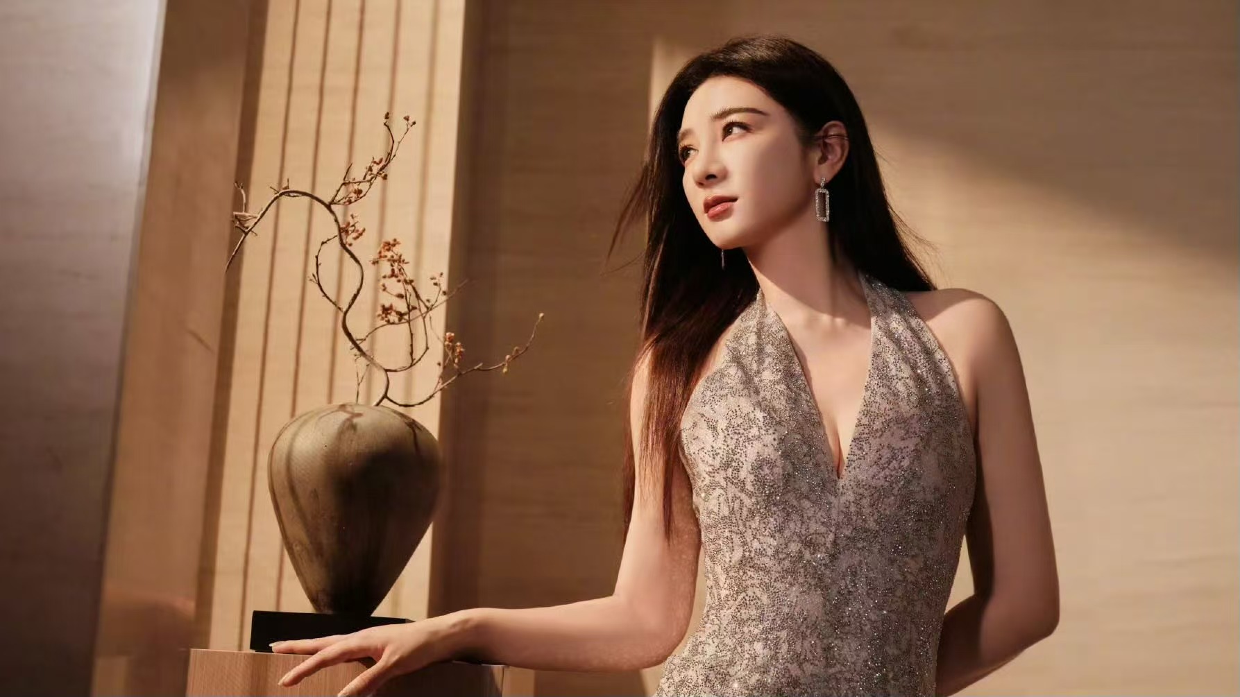 电视剧《夏末初见》开播，能否意外翻红？
由黄奕、明道主演的都市情感剧《夏末初见》