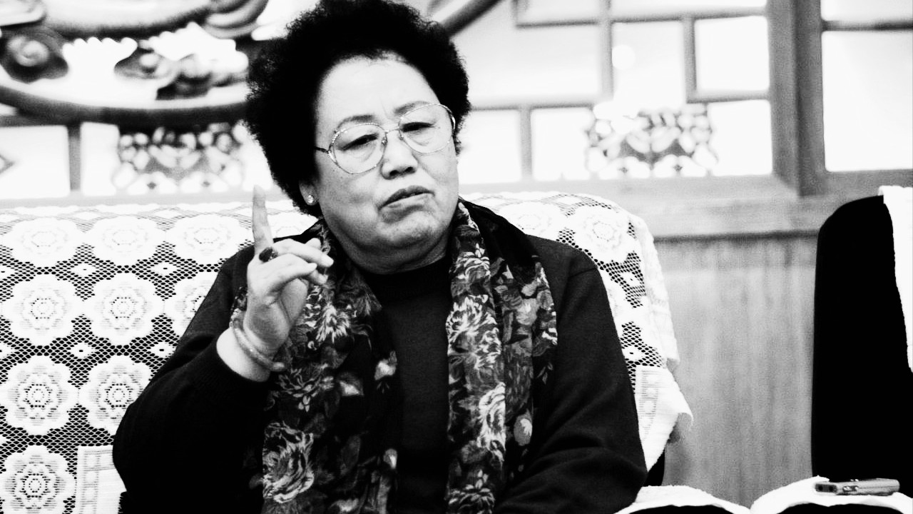 迟重瑞现身陈丽华告别仪式