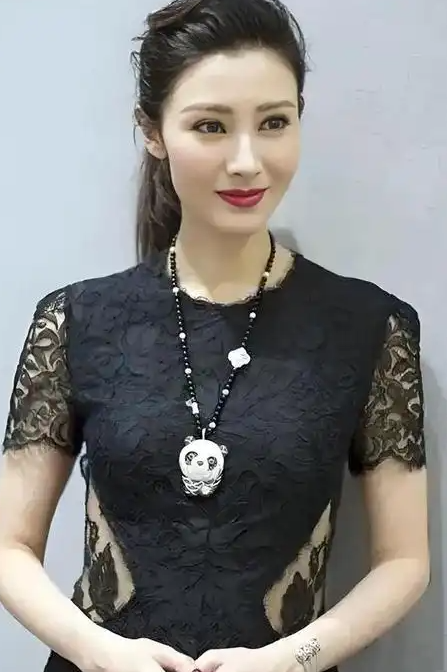 有网友在中国香港的知名豪宅晓庐楼下
意外碰到了正准备回家的李嘉欣，随手拍下的画面