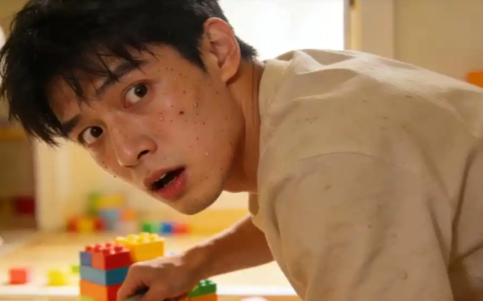 与丈夫吵架冷战，我一时冲动接了海外出差，5年后，打算回去办离婚手续，不料刚进门，我瞬间傻眼了