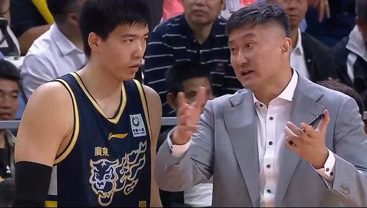 杜锋帅位危机主动求变，弃用两将，脾气有所收敛，但危机未解除