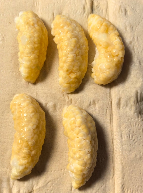 芭乐的籽居然可以一整块掰下来 ​

