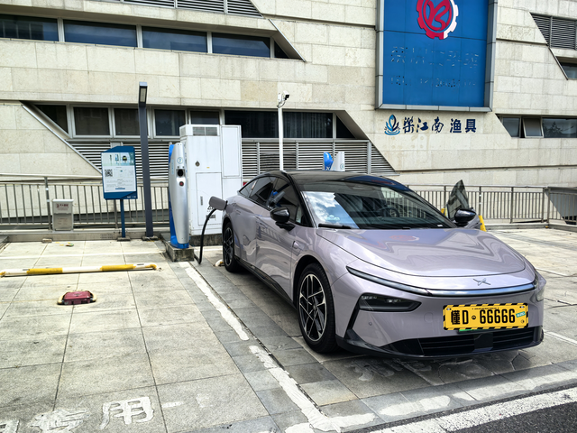 小鹏P7+的补能时刻
充电的时候不喜欢在车内待着，就在外面逛逛，顺手拍几张爱车照