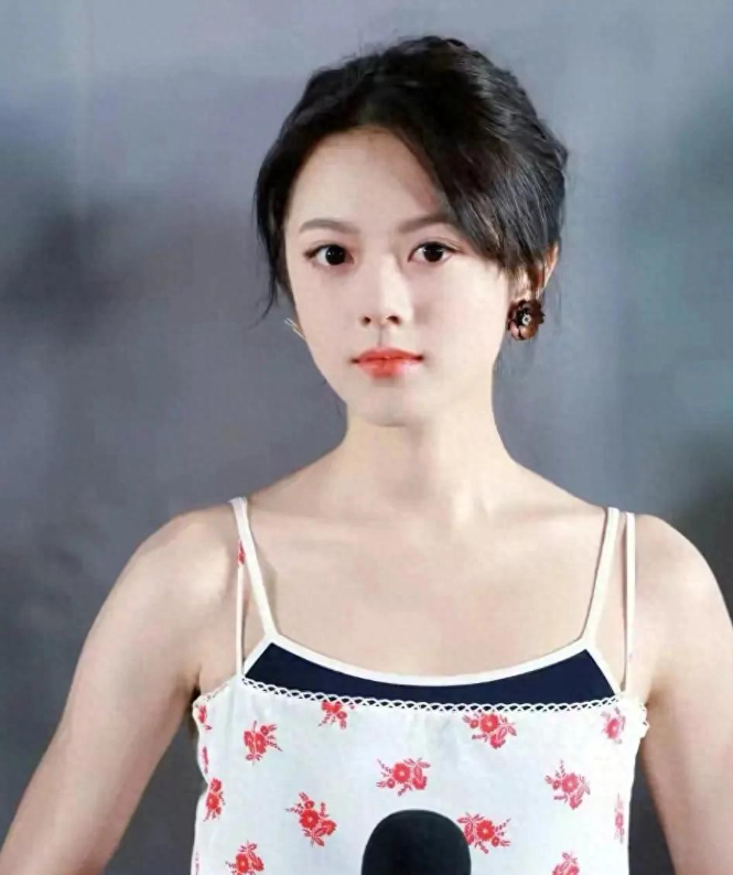 赵今麦身穿一袭吊带碎花连衣裙，尽显清新甜美范儿