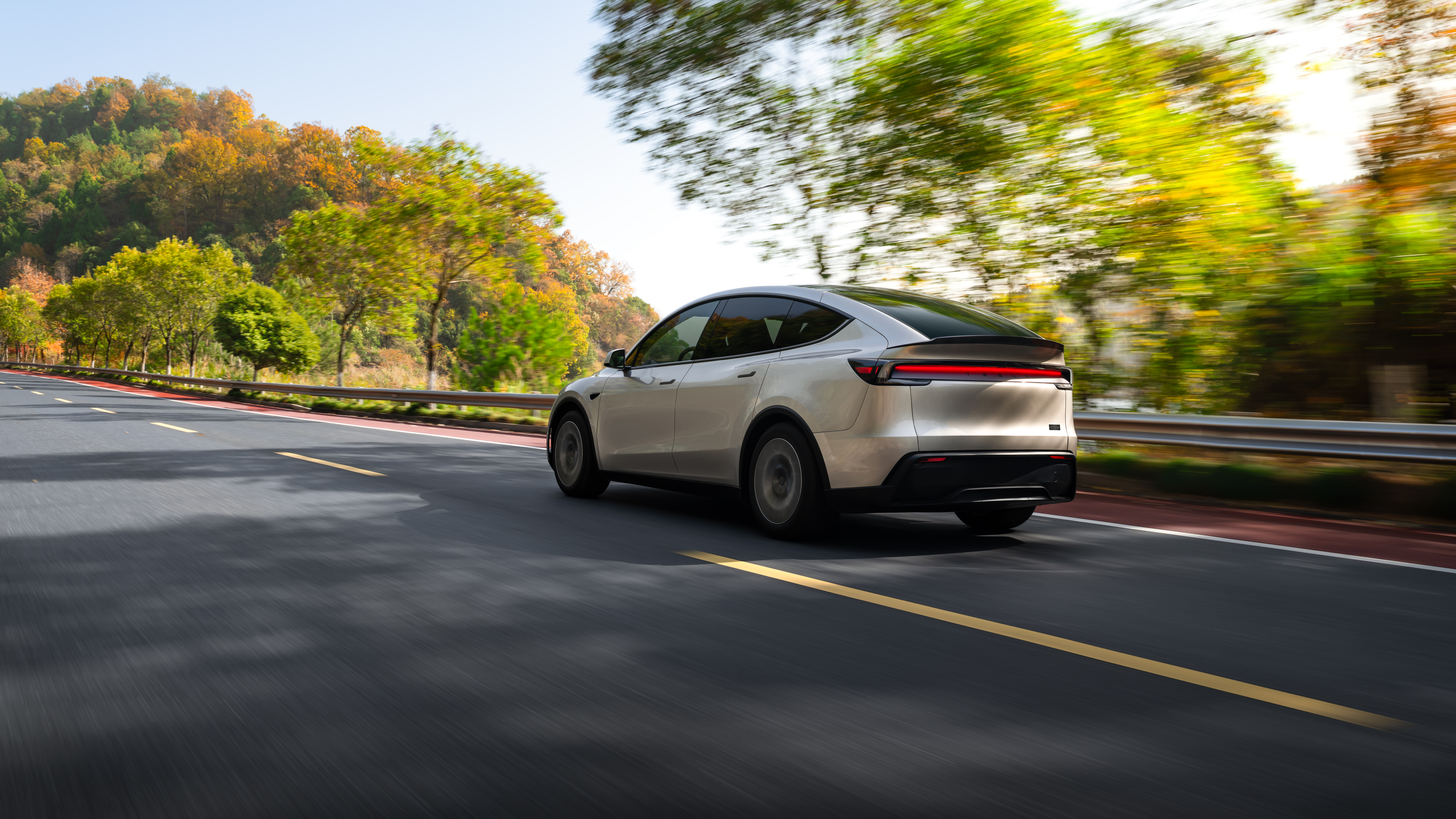 7月3日，特斯拉美国正式推出Model Y L，预计10月开始交付。0-60英里