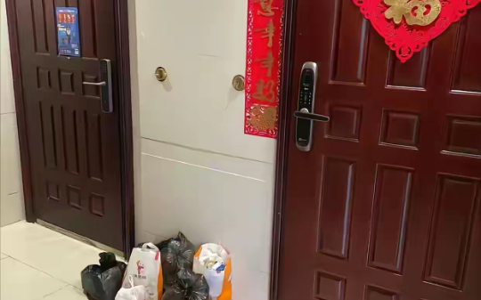 楼下疯狂投诉我午夜12点噪音扰民，可我根本没弄出声音，直到我安装了摄像头，看见一幕浑身颤抖…