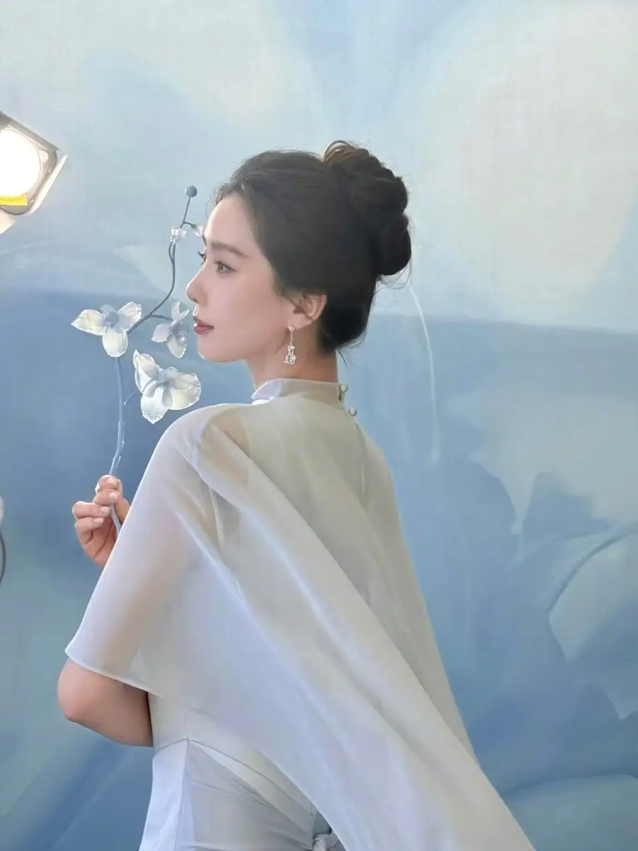 刘诗诗穿冰蓝纱质礼裙温婉灵动 手持透明花饰仙气十足