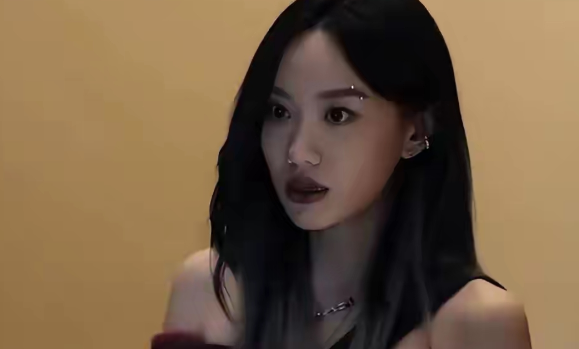 在演艺圈顶着星二代光环出道从来不是一件轻松事
那光环太亮，常常会让人看不清光环下