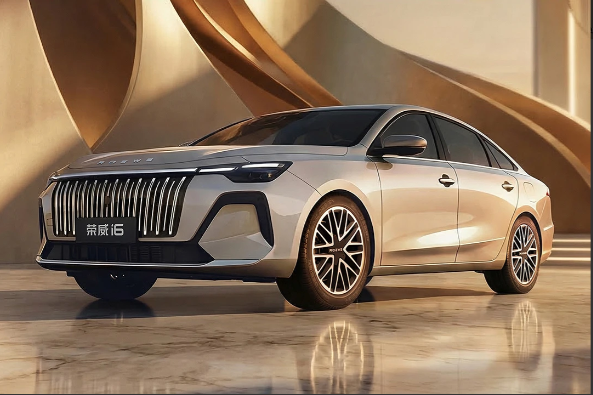 今日，全新荣威i6官图正式释出
此前谍照已让大家充满期待
如今完整颜值曝光，瞬间