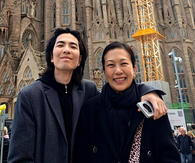 没有保镖开道没有助理跟在身后俩人就像普通游客一样素面朝天逛大街 
39岁的他，就