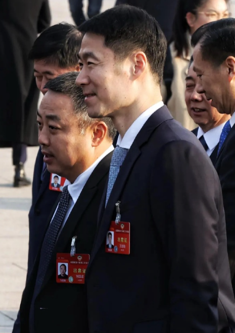 王励勤刘国梁出席两会，两会现场两代乒乓人同框履职，王励勤谈及饭圈治理，肯定环境逐