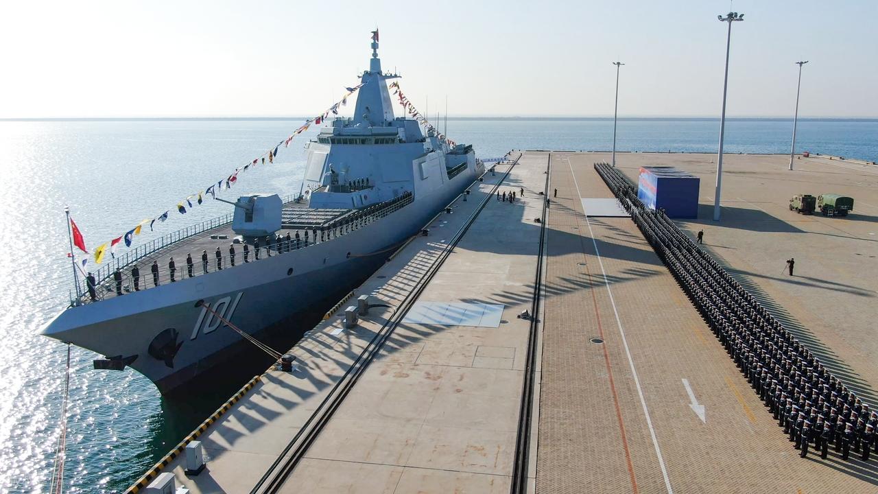 敢乱来就直接击沉！以一敌二！“万吨大驱”南昌舰强势逼退外舰，细节公布