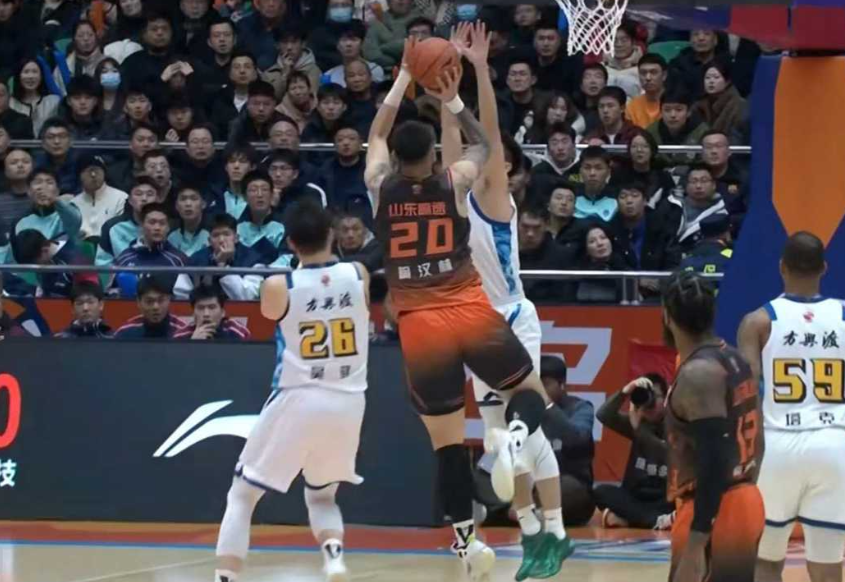 1月25日，CBA常规赛又战一轮，浙江广厦男篮在客场挑战山东男篮，连续客场作战的