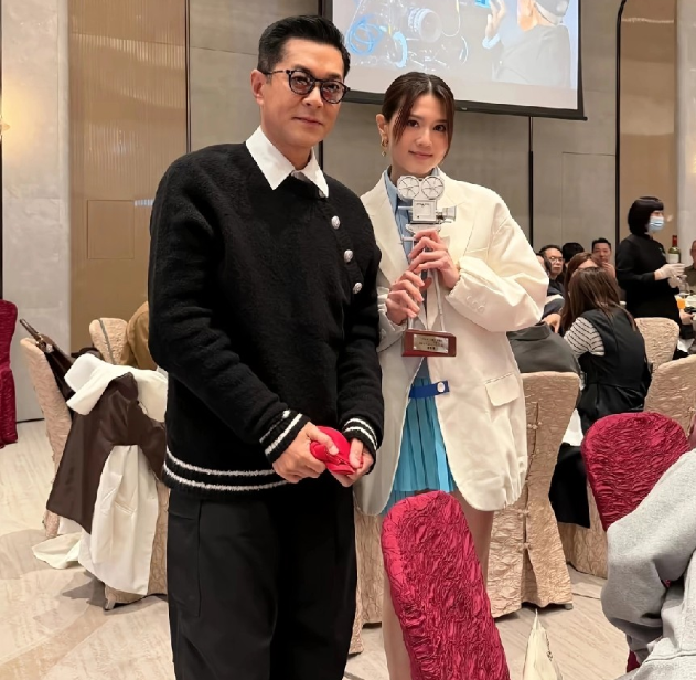 被李家诚控告诽谤后周秀娜的状态一点没垮
最新营业照里，她一身白西装搭配浅蓝衬衫，