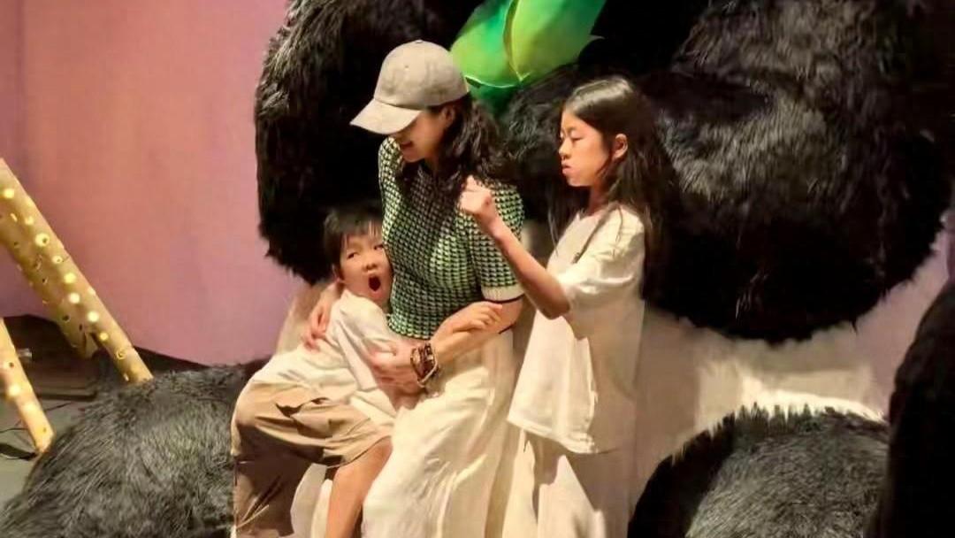 章子怡带娃逛熊猫灯会：巨星妈妈也有烟火气，网友直呼“太温馨了！”