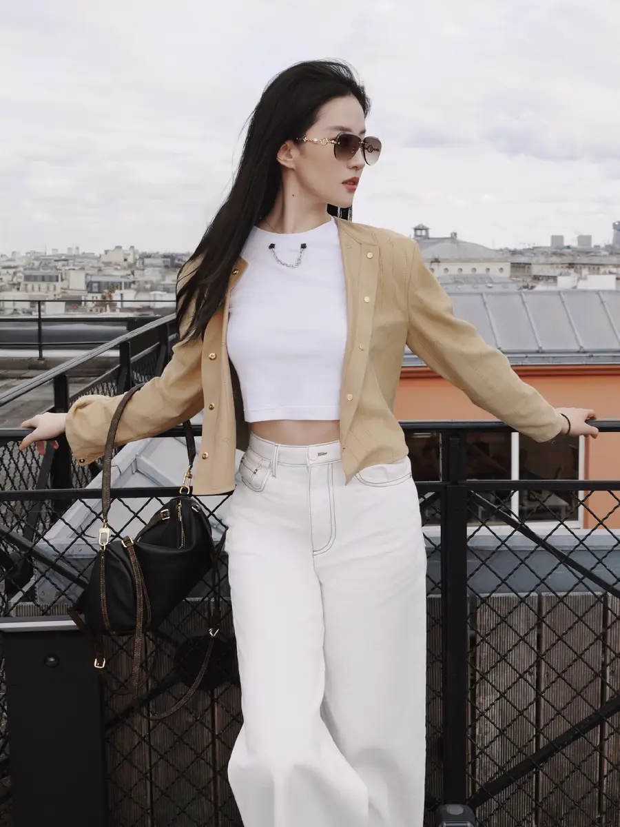 刘亦菲晒巴黎随拍美照！戴墨镜在露台上悠闲漫步自由随性