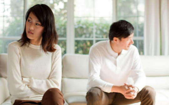 上海某高档小区突发儿童坠楼，生母哭诉：孩子父亲有家室，7岁了还没上户口