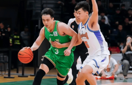 赵继伟2分，辽宁男篮主场轻取新疆。
CBA常规赛，辽宁男篮主场迎战新疆男篮，这场