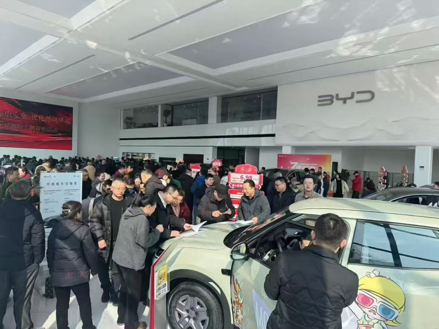 久违了，比亚迪4s店又回到了往日，熙熙攘攘，门庭若市，甚至试驾车都卖光的盛况！这