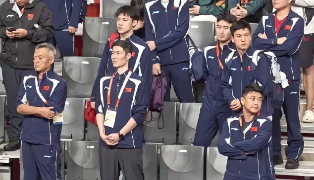 名古屋亚运会乒乓球男单决赛，两位中国选手的比赛，按理说看台上的教练组成员应该是轻